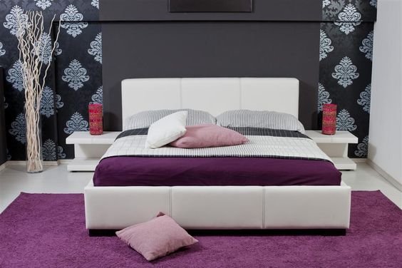 Thảm lót sàn phòng ngủ màu tím ấm cúng